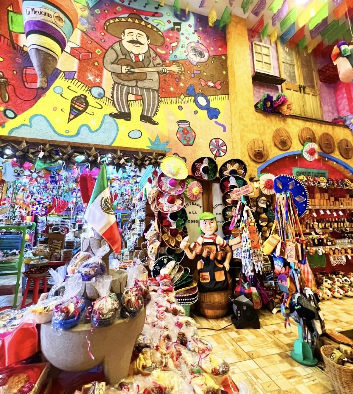 Mural del mariachi y torre de sombreros bordados