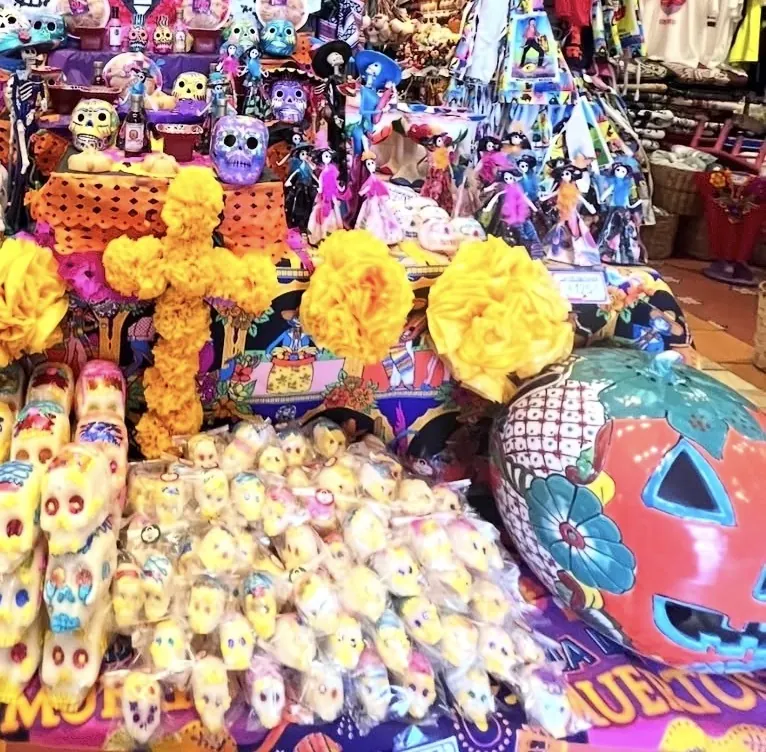 Altar de Día de Muertos con calaveritas de azúcar y cempasúchil
