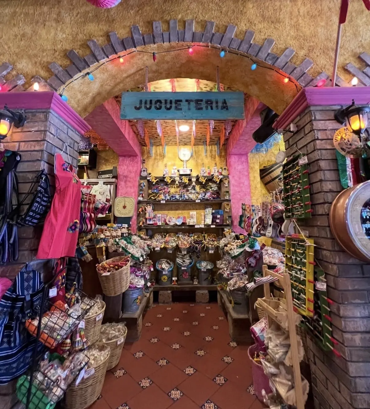 Arco rotulado Juguetería con juguetes de madera y canastas