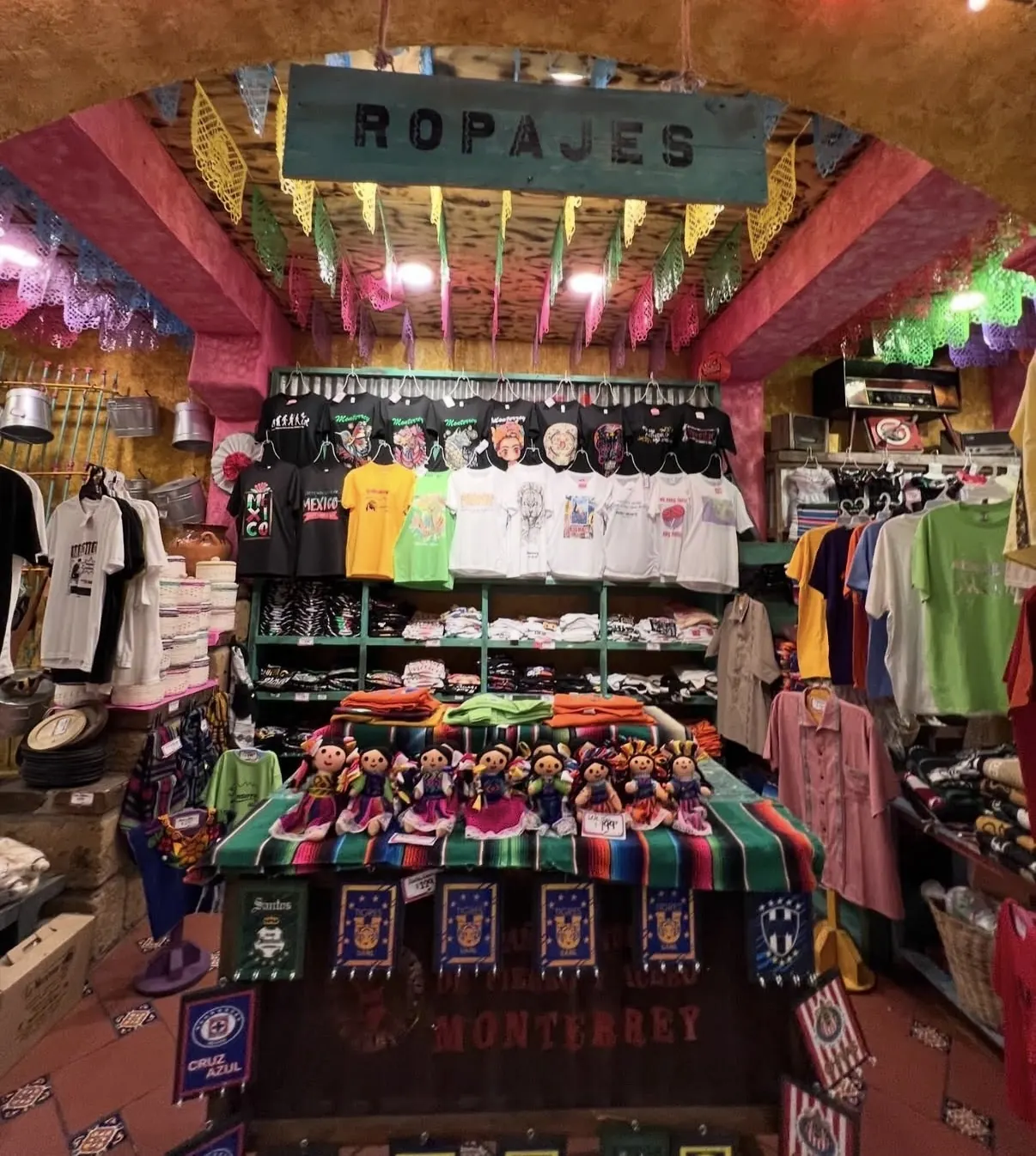 Arco rotulado Ropajes con muñecas de trapo y playeras