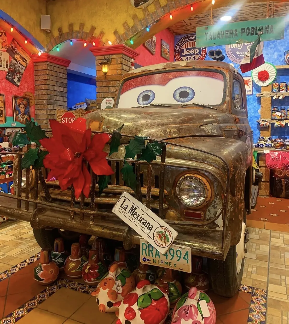 Camioneta vintage exhibida dentro del local, bajo el letrero Talavera Poblana
