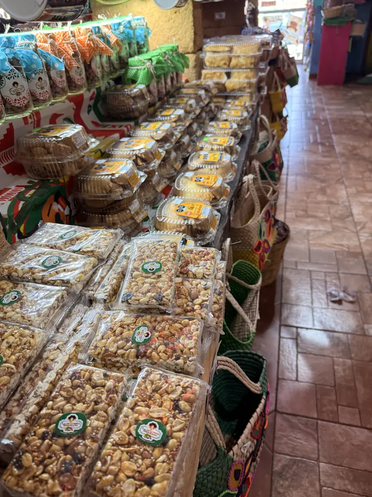 Charolas de palanquetas de cacahuate empaquetadas en fila sobre el mostrador