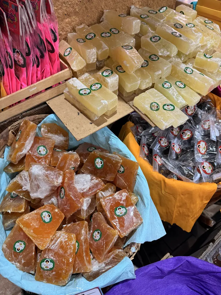 Fruta cristalizada en bolsas transparentes sobre mantel azul y naranja